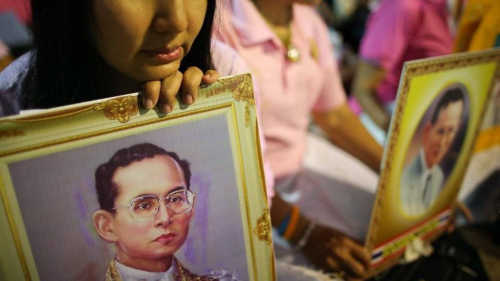 Hunderte Thailänderinnen und Thailänder harren vor dem Spital aus, in dem der schwerkranke König behandelt wird. und beten.