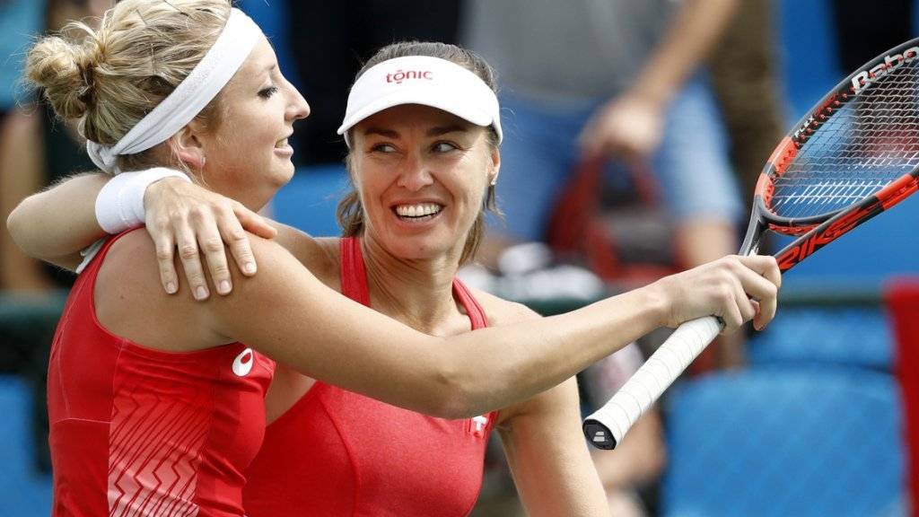 Gut in Form: Timea Bacsinszky (li.) und Martina Hingis freuen sich über den Viertelfinal-Einzug