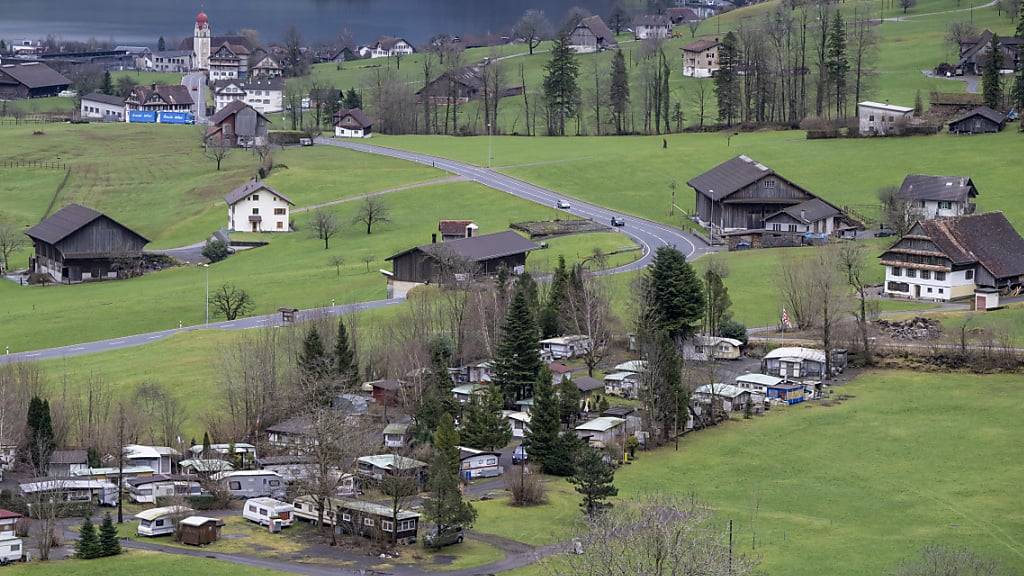 Auf dem Areal des heutigen Campingplatzes Buosingen in Arth SZ soll ein Bundesasylzentrum realisiert werden. (Archivaufnahme)