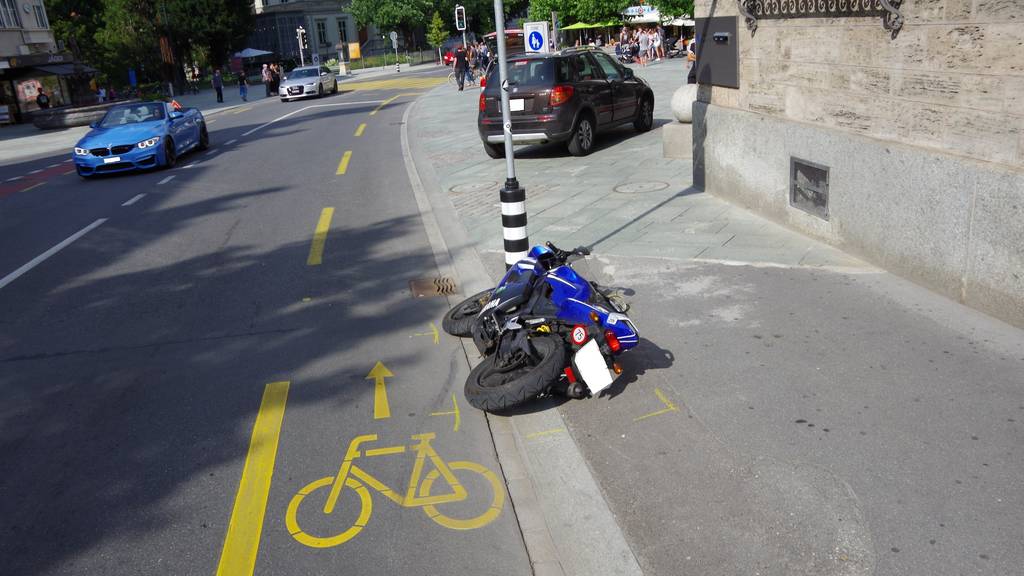 Autotür stoppt Motorradfahrer FM1Today