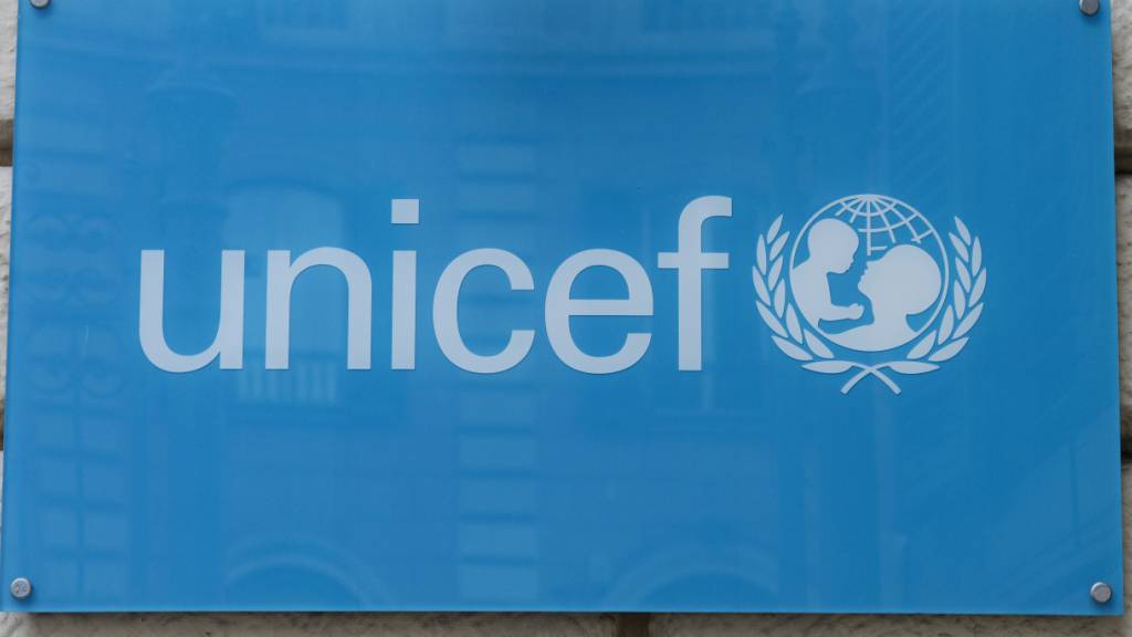 ARCHIV - Ein Schild mit dem Logo des Kinderhilfswerks der Vereinten Nationen (Unicef). Foto: Angelika Warmuth/dpa