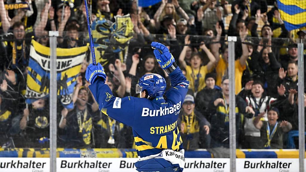 Lässt sich vom Anhang feiern: Der Davoser Hattrick-Torschütze Matej Stransky