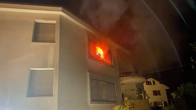 Zwei verletzte Personen nach Wohnungsbrand in Baar