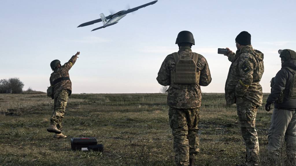 ARCHIV - Ukrainische Soldaten starten eine Drohne (Archivbild). Foto: Libkos/AP/dpa