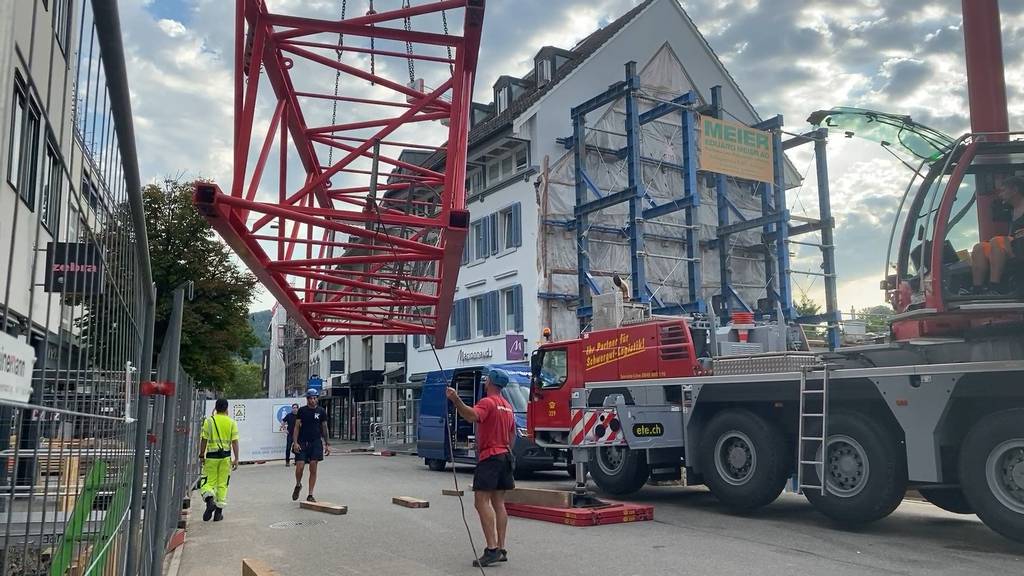 Hier rollen massive Stahlteile mitten durch die Badener Innenstadt