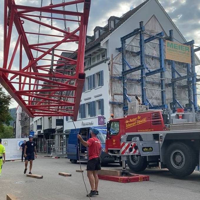 Hier rollen massive Stahlteile mitten durch die Badener Innenstadt