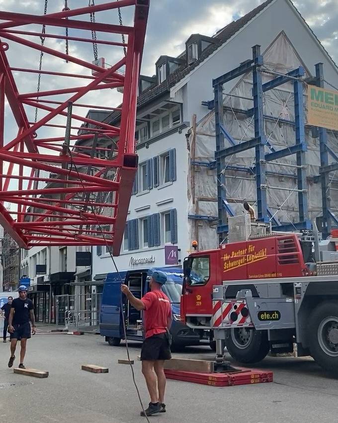 Hier rollen massive Stahlteile mitten durch die Badener Innenstadt