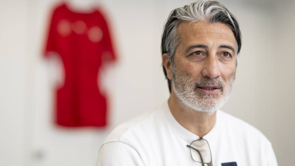 Der Schweizer Nationaltrainer Murat Yakin mit einer schönen Geste