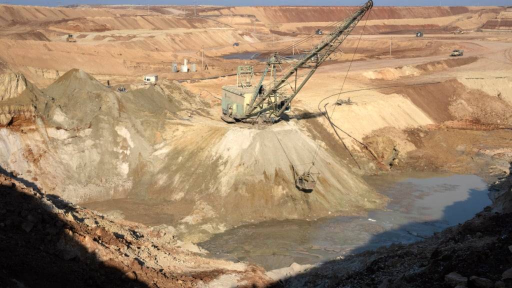ARCHIV - Blick auf einen Ilmenit-Tagebau in einer Schlucht in der Region Kirowohrad. Foto: Efrem Lukatsky/AP/dpa