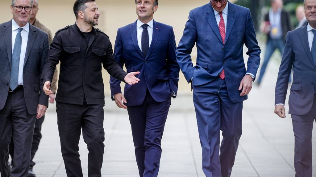 ARCHIV - Keir Starmer (l-r), Premierminister von Großbritannien, Wolodymyr Selenskyj, Präsident der Ukraine, Frankreichs Präsident Emmanuel Macron und Donald Tusk, Ministerpräsident von Polen, gehen gemeinsam durch den Garten des Marienpalastes nach der Pressekonferenz im Rahmen des Treffens der Koalition der Willigen in Kiew. Foto: Kay Nietfeld/dpa