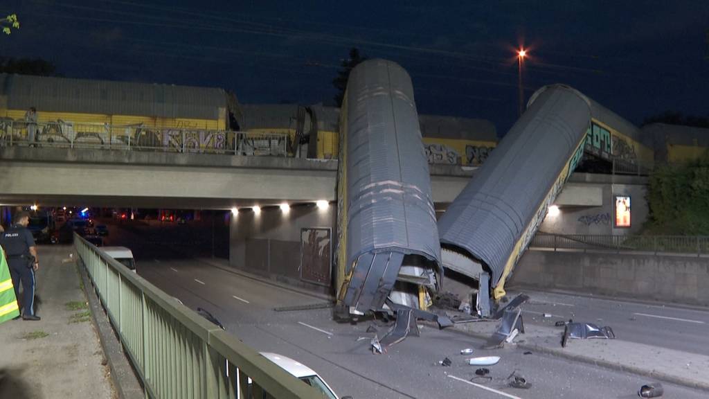 Waggons von Güterzug stürzen in München von Brücke – eine Person schwer verletzt