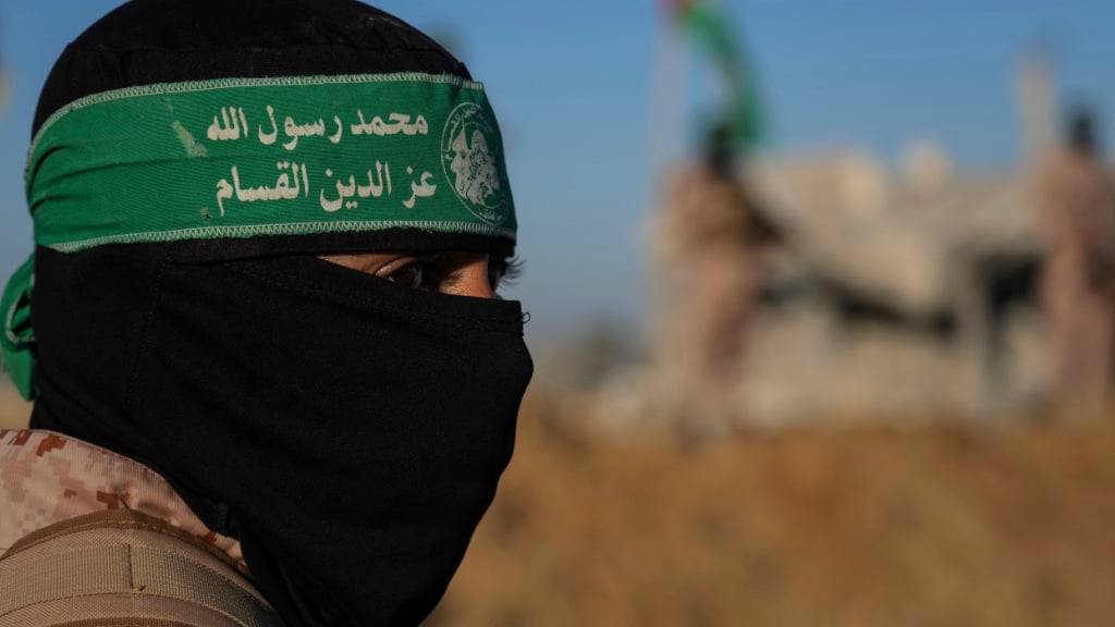 ARCHIV - Hamas-Kämpfer gehen im Februar vor einer geplanten Freilassung von Geiseln im Gazastreifen in Stellung. Foto: Abdel Kareem Hana/AP/dpa