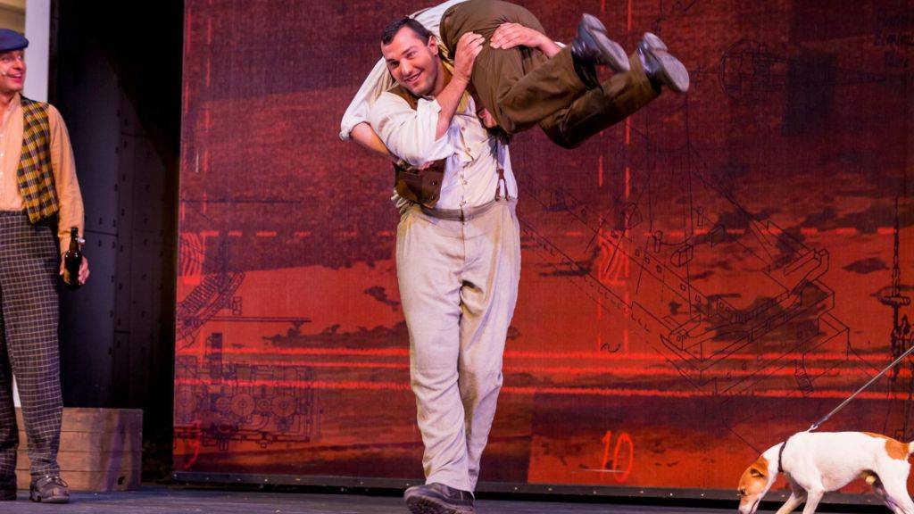 Das Tanzbein mochte Schwinger Daniel Bösch auf der Walensee-Bühne nicht schwingen, aber zumindest schwang er sich einen Mitpassagier auf die Schulter (Handout)
