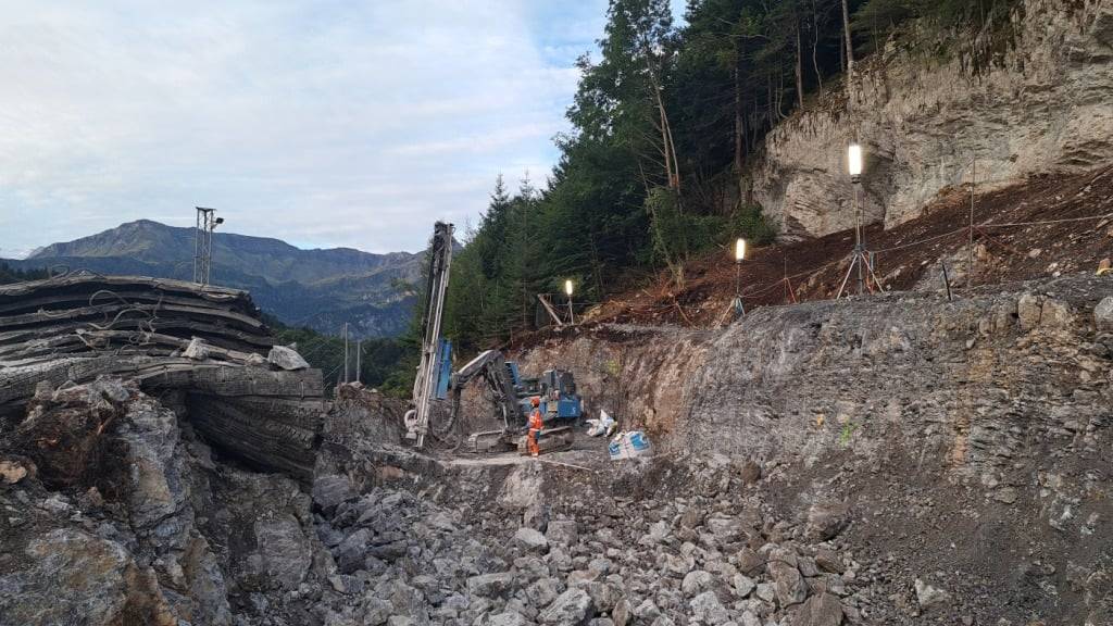An der Brünigstrasse mussten zur Sicherung der Strasse Sprengarbeiten durchgeführt werden.