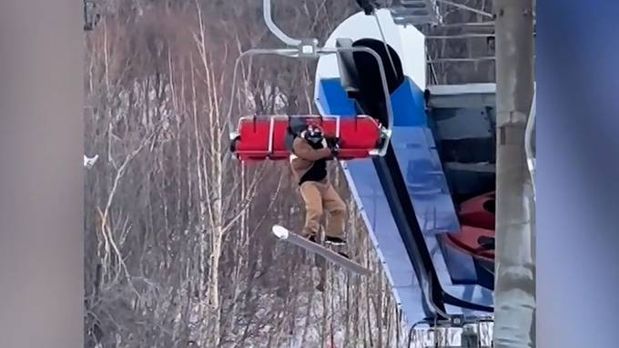 Beim Aussteigen verheddert: Snowboarder baumelt von Skilift