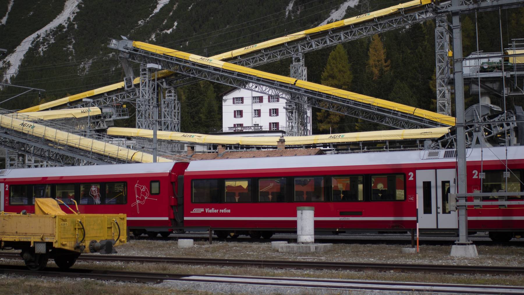 Neben der SBB fahren auch die Rhätische Bahn, die Centovalli-Bahn sowie die BLS nach Italien.