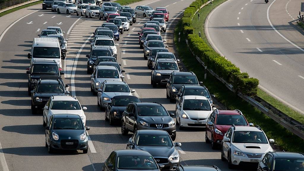 An Auffahrt und Pfingsten wird viel Verkehr erwartet. An den neuralgischen Stellen wie vor dem Gotthard-Nordportal dürfte es zu den üblichen Staus kommen. (Archivbild)