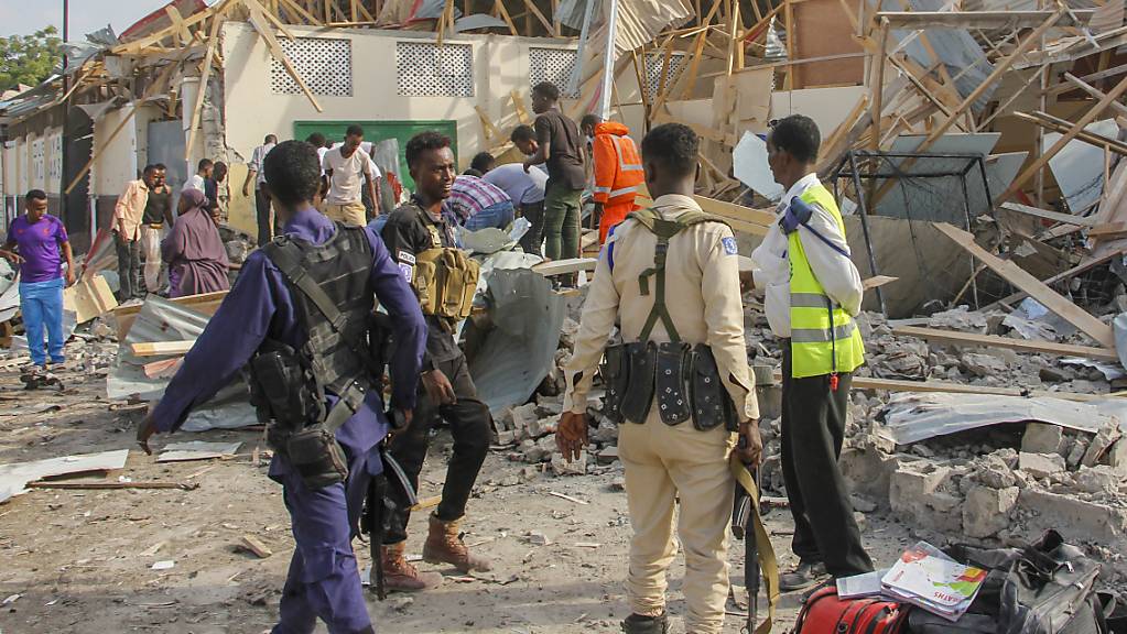 Sicherheitskräfte und Rettungskräfte suchen nach Opfern am Ort einer Explosion. Bei einem Sprengstoffanschlag in Mogadischu, der Hauptstadt des ostafrikanischen Krisenstaats Somalia, sind mindestens sechs Menschen getötet worden.