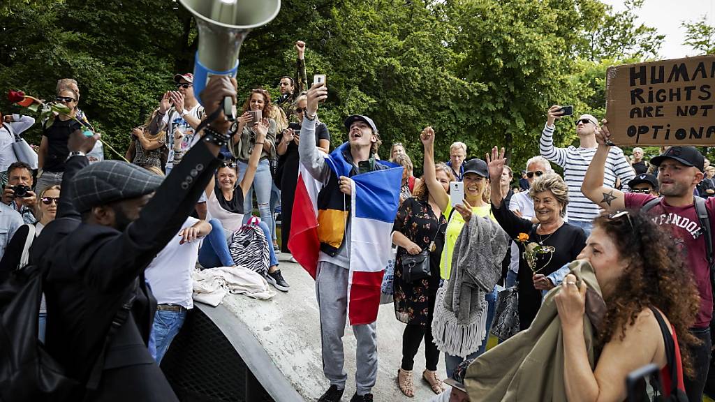Protest gegen Corona-Massnahmen in den Niederlanden: Trotz Verbot versammeln sich Demonstrierende im Zentrum von Den Haag.