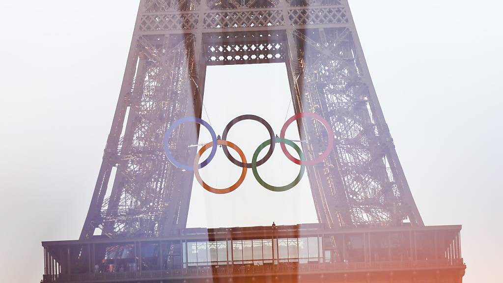 Die olympischen Ringe am Eiffelturm