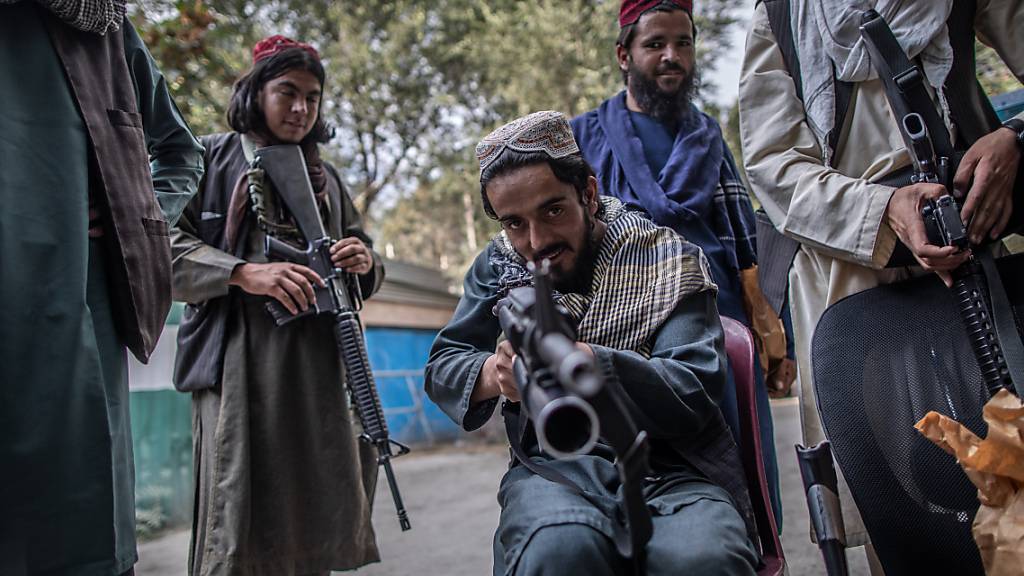 dpatopbilder - Die Taliban wollen in Afghanistan ein funktionierendes Staatswesen auf die Beine stellen. In Kabul haben ihre Kämpfer die Aufgaben der Polizei übernommen. Foto: Oliver Weiken/dpa