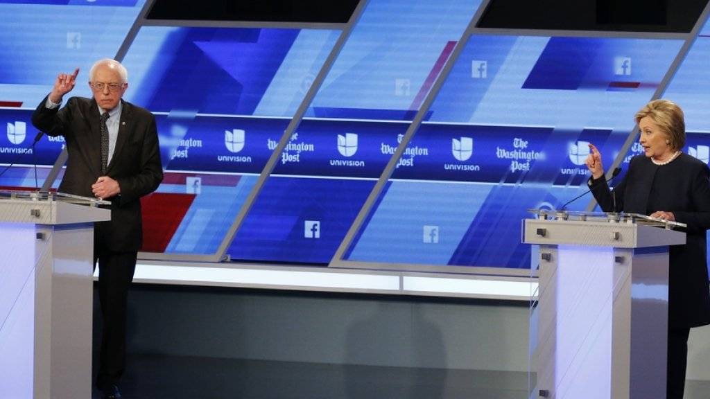 Bernie Sanders und Hillary Clinton während ihrer TV-Debatte am Mittwoch in Miami..