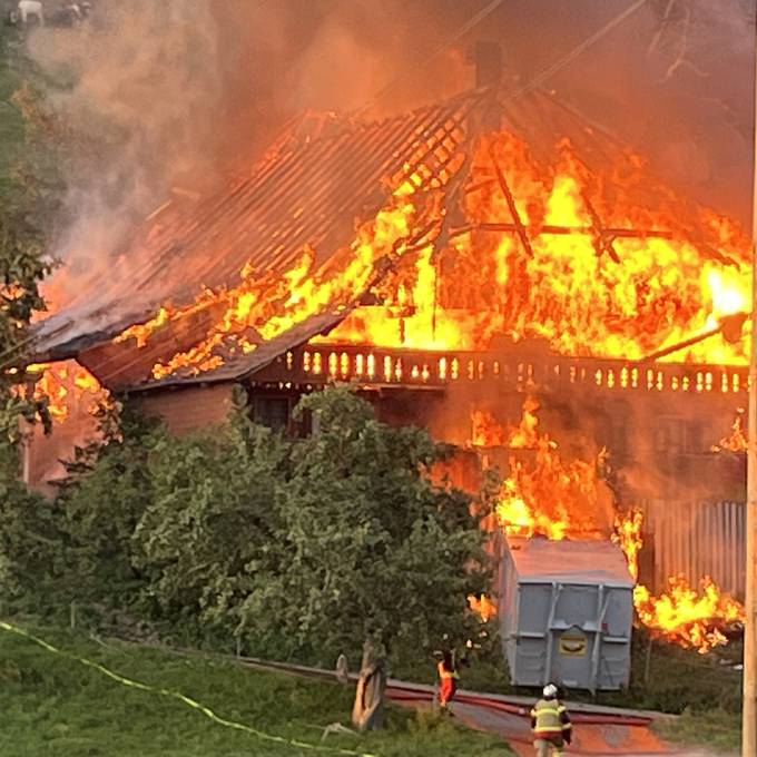 In Oberbalm brannte am Dienstagabend ein Bauernhaus – mehrere Tiere verendet