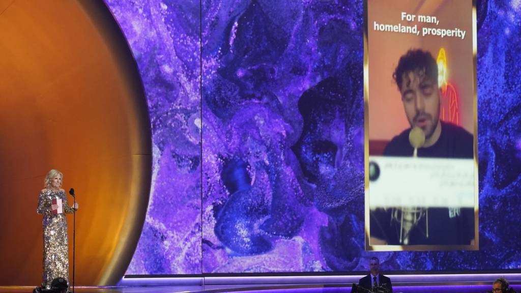 ARCHIV - Im Jahr 2023 nahm die damalige First Lady der USA, Jill Biden, bei der Verleihung der 65. Grammy Awards im Namen von Scherwin Hadschipur den Preis für den besten Song für sozialen Wandel für «Baraye» entgegen. Foto: Chris Pizzello/Invision/AP/dpa/Archivbild