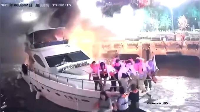 Yacht mit elf Menschen an Bord fängt Feuer