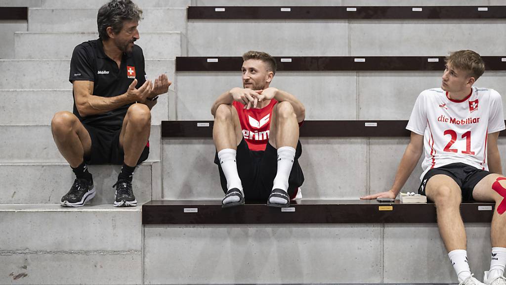 Nationaltrainer Mario Motta (links) spricht mit Luca Müller (Mitte) und Jonas Peter