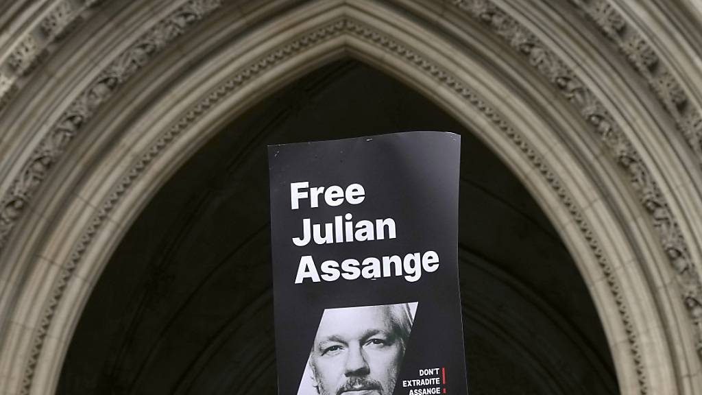 Ein Transparent, mit dem Konterfei von WikiLeaks-Gründer, Julian Assange, vor dem Royal Courts of Justice in London. Foto: Kirsty Wigglesworth/AP/dpa