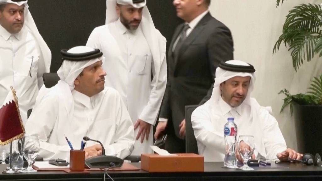 HANDOUT - In diesem Bild, das aus einem von Al-Qahera News zur Verfügung gestellten Video stammt, nimmt Katars Ministerpräsident, Mohammed bin Abdulrahman Al Thani (unten, l) an einem Treffen teil. Foto: Uncredited/Al-Qahera News/dpa