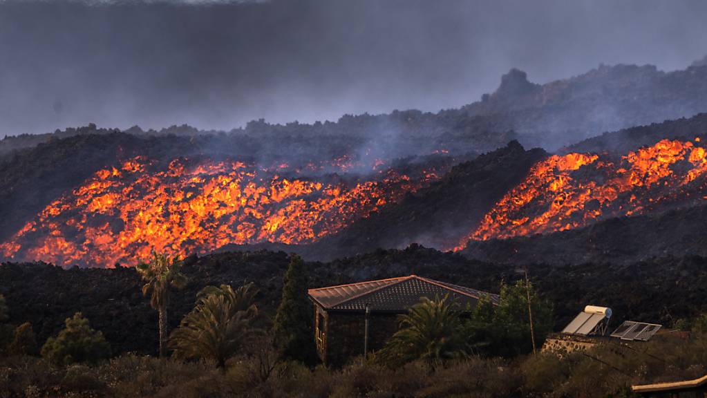Seit dem Beginn des Vulkanausbruchs auf La Palma am 19. September hat die zum Teil knapp 1300 Grad heiße Lava mehr als 2700 Gebäude zerstört oder beschädigt. Foto: Emilio Morenatti/AP/dpa