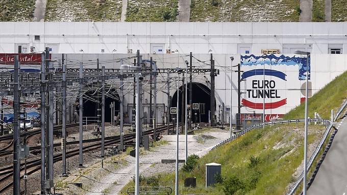 Verkehr in Eurotunnel nach Eindringen von Flüchtlingen gestört