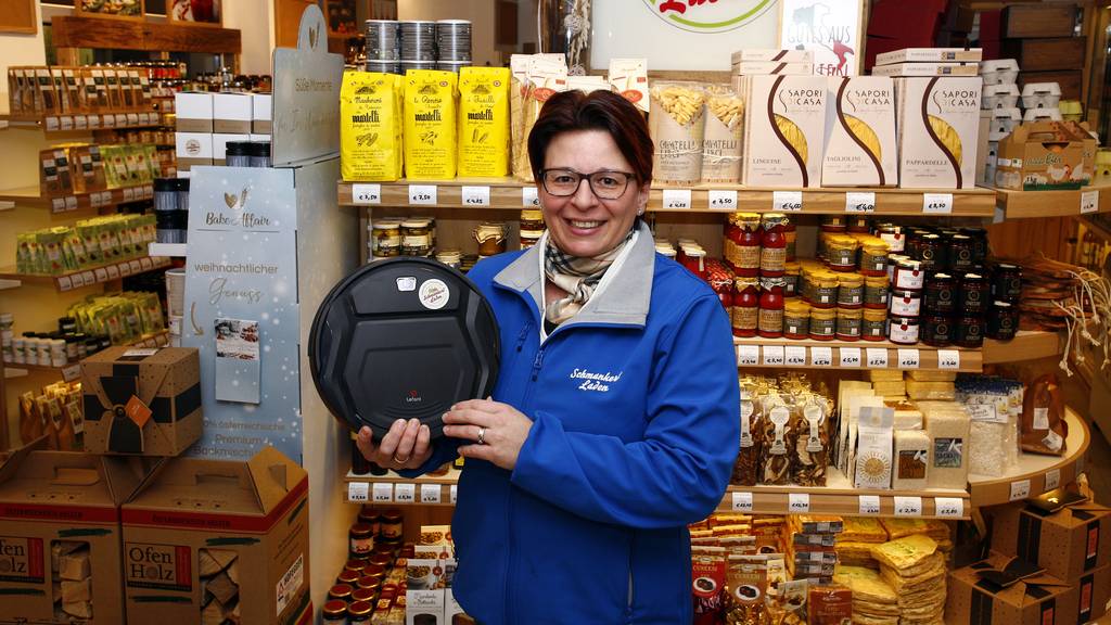 Ingrid Pruckner mit Fluffy im Wieselburger Schmankerlladen