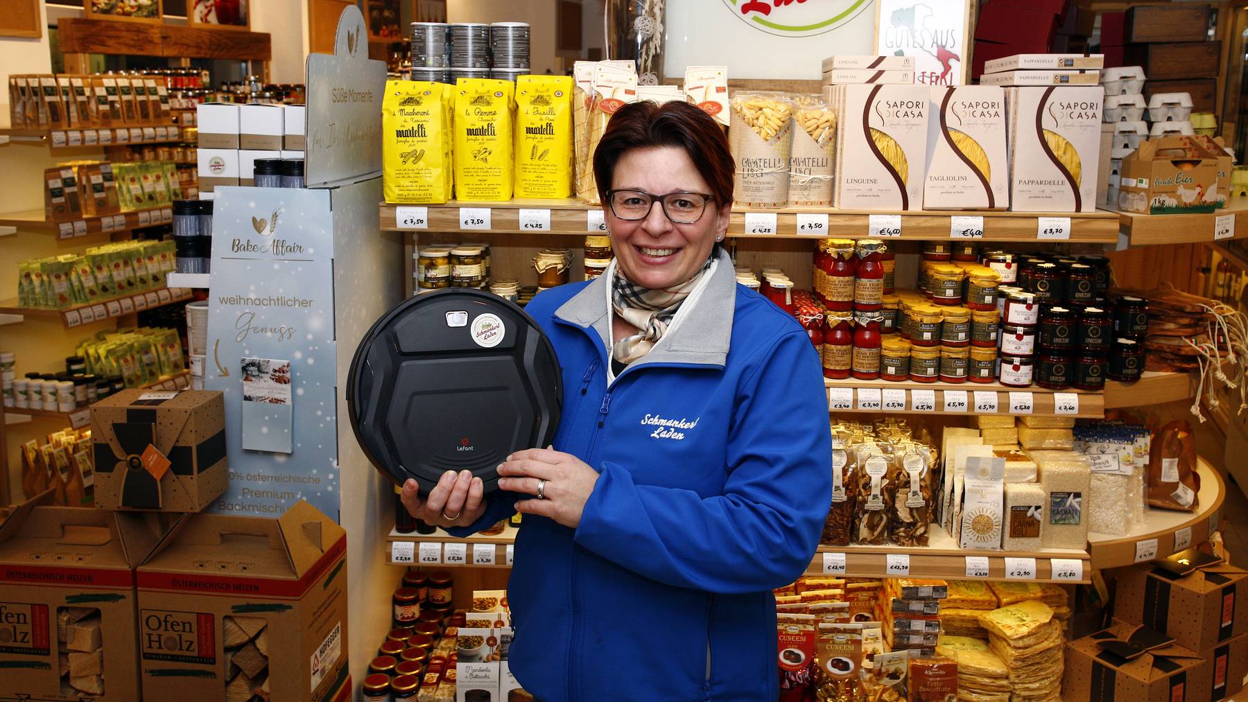 Ingrid Pruckner mit Fluffy im Wieselburger Schmankerlladen