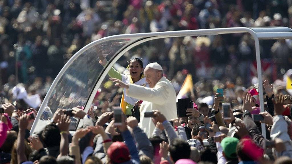 Papst Franziskus grüsst aus dem Papamobil die Massen in Mexiko-Stadt.