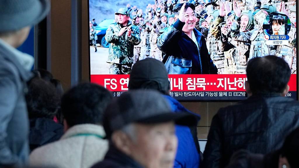 Ein Fernseher im Bahnhof von Seoul zeigt ein Archivbild von Nordkoreas Machthaber Kim Jong Un während einer Nachrichtensendung. Foto: Ahn Young-joon/AP/dpa