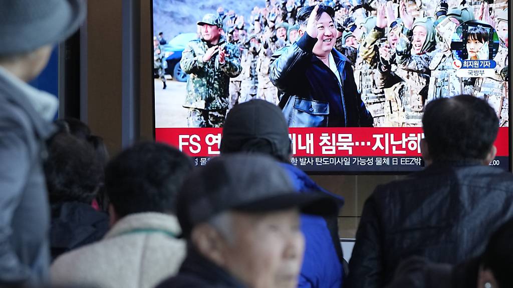 Ein Fernseher im Bahnhof von Seoul zeigt ein Archivbild von Nordkoreas Machthaber Kim Jong Un während einer Nachrichtensendung. Foto: Ahn Young-joon/AP/dpa