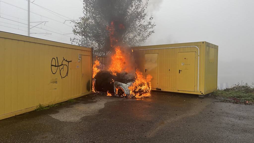 Als die Einsatzkräfte auf dem Areal eintrafen, stand das Auto bereits im Vollbrand.