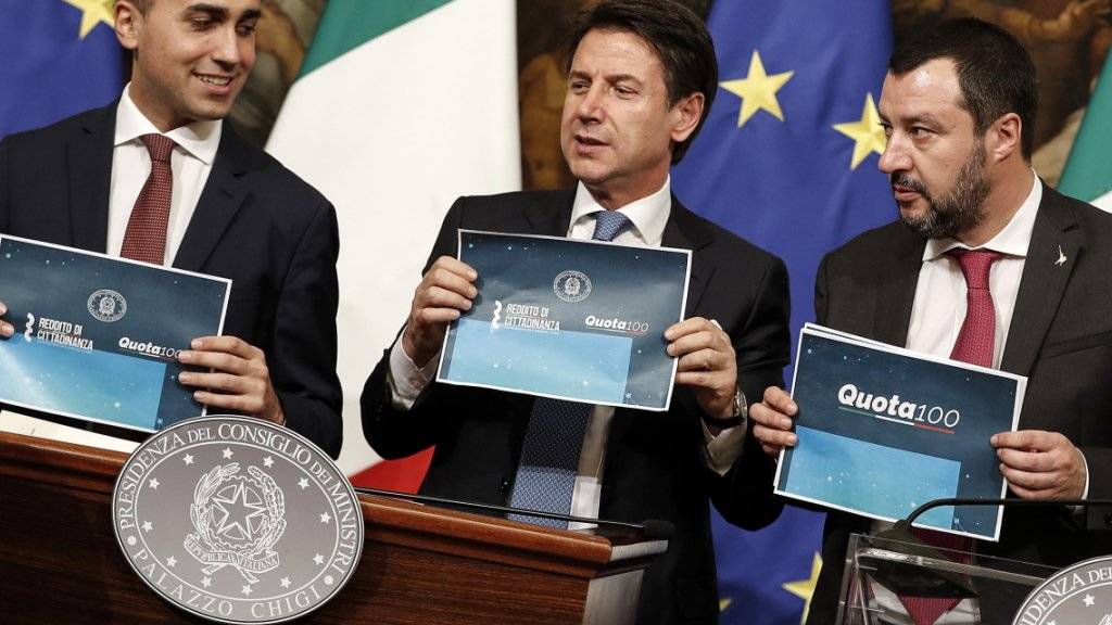 Die italienische Regierung unter Ministerpräsident Giuseppe Conte (Mitte) hat am Donnerstagabend die Rentenreform mit der «Quota100» auf den Weg gebracht.