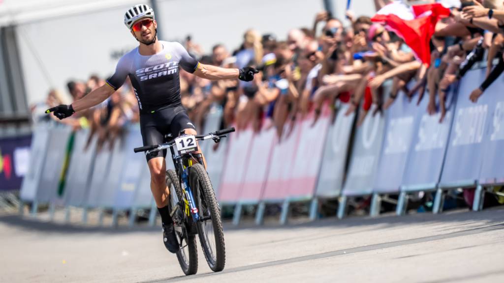 Nino Schurter überquert in Nove Mesto als Zweiter die Ziellinie, schneller war einzig der britische Olympiasieger und Weltmeister Thomas Pidcock