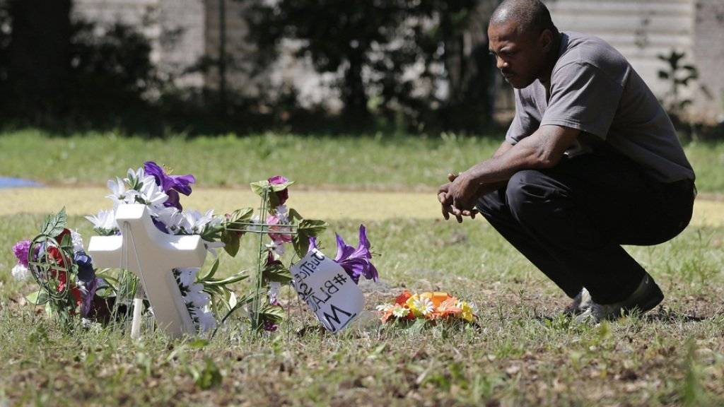 Ein Mann gedenkt im April 2015 am Ort des Geschehens in North Charleston des getöteten Walter Scott (Archiv).