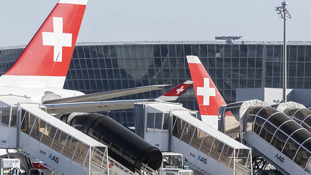 Am Flughafen Zürich hat der Flugverkehr im Dezember verglichen mit November zugenommen. Gegenüber dem Vorjahr liegen die Flugbewegungen aber weiterhin auf einem sehr tiefen Niveau.(Archivbild)
