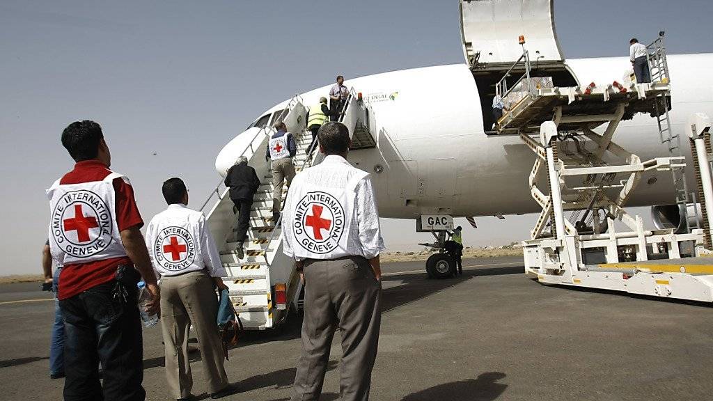 Ein Hilfsflug des Internationalen Komitees für das Rote Kreuz wird auf dem Flughafen der Hauptstadt Sanaa entladen. (Archivbild)