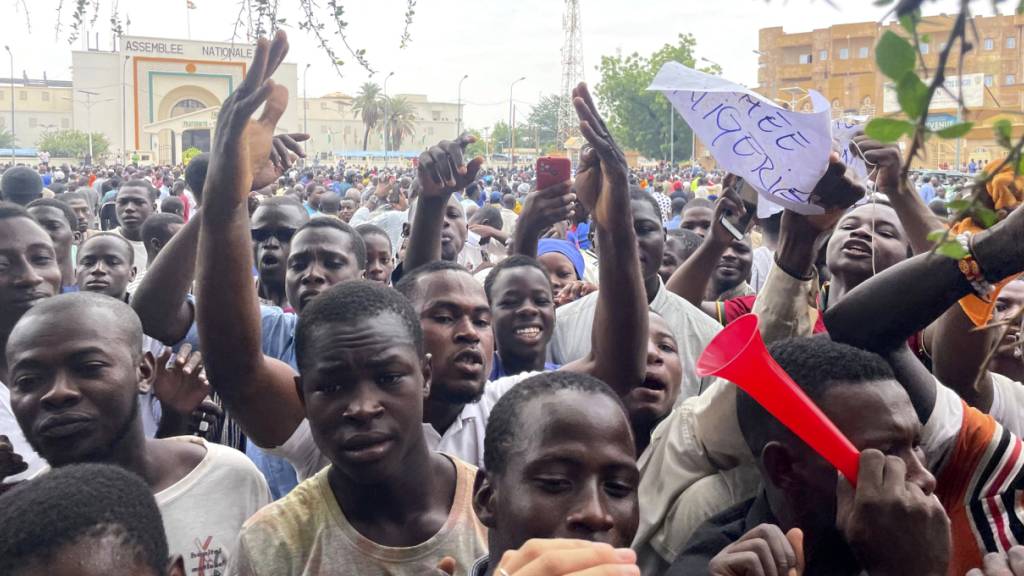 Putsch, Proteste und Evakuierungsversuche: Das passiert gerade in Niger