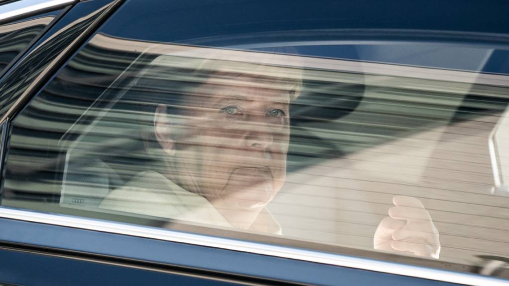 Bundeskanzlerin Angela Merkel (CDU) wird in einer Limousine zur Sitzung des CDU-Präsidiums im Konrad-Adenauer-Haus gefahren.