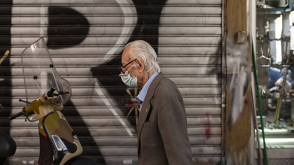 Geldbusse droht – Ansturm älterer Griechen auf Erstimpfung