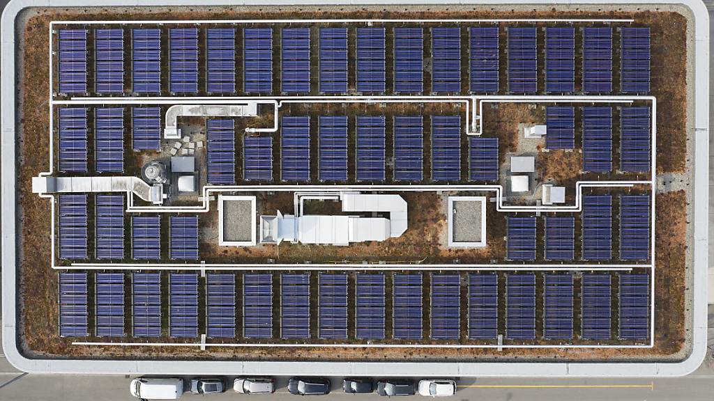 Auf allen geeigneten Gebäuden des Bundes sollen bis ins Jahr 2034 Solarzellen installiert werden. (Archivbild)