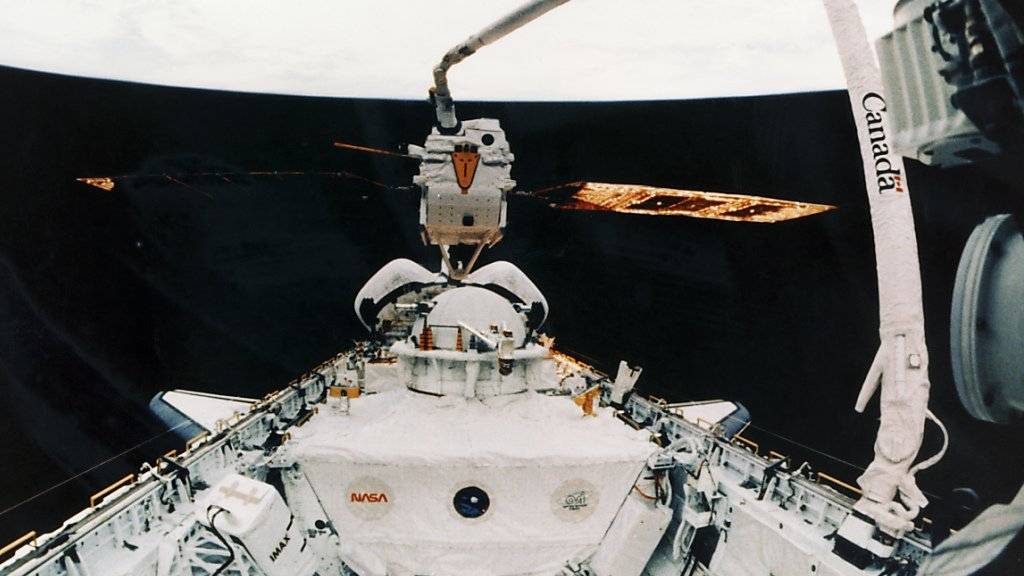 Der Satellit Eureca wurde 1992 von einem Space Shuttle mit Hilfe eines Greifarms ins All ausgesetzt und 1993 wieder eingefangen. Nun will die Empa den im Verkehrshaus der Schweiz in Luzern ausgestellten Trabanten röntgen. (Archivbild)